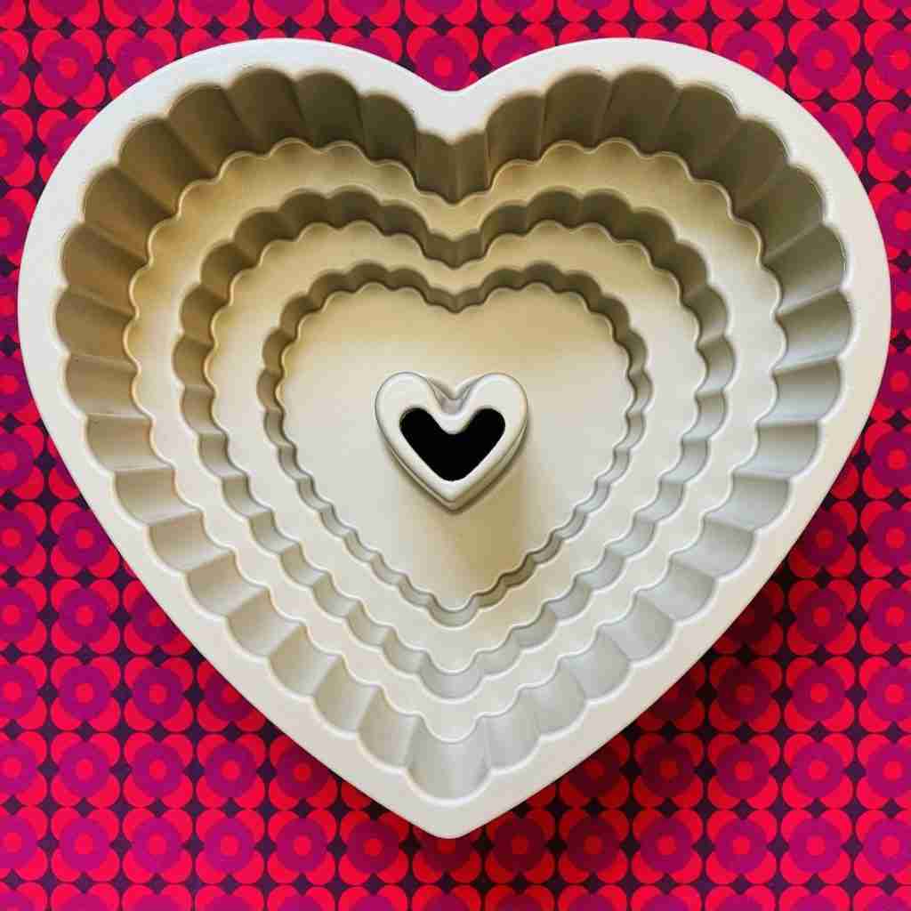 Bundt Cake Pan Nonstick Heart Shape 10 Inch Baking Mold Cast Aluminum Fluted